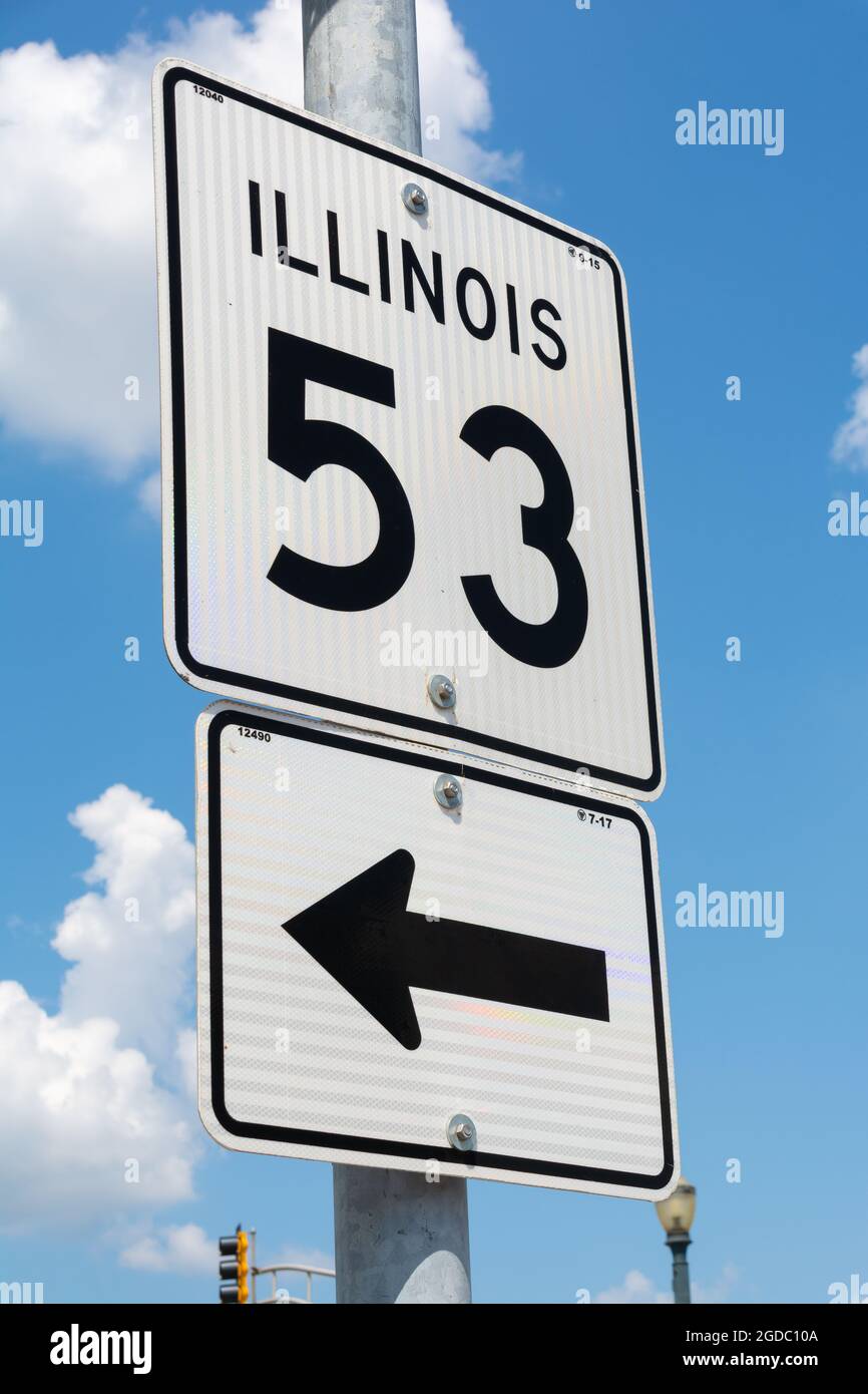 Cartel de la Ruta 53 de Illinois con cielos azules y nubes en el fondo