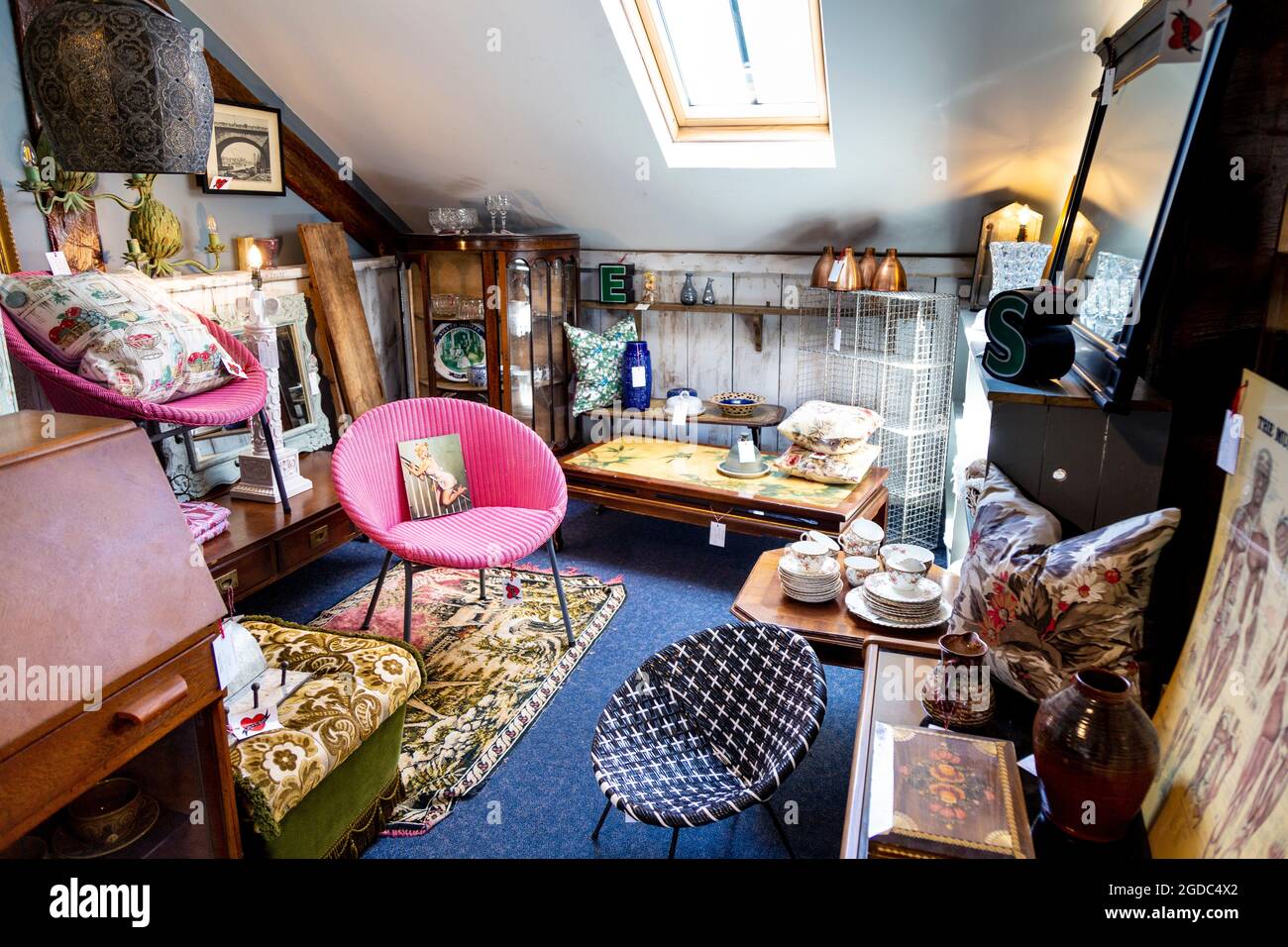 Exposición de muebles antiguos y retro en la tienda Maltings Antiques de Sawbridgeworth, Reino Unido Foto de stock