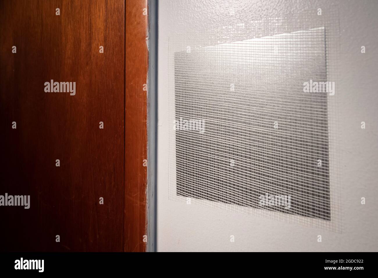 Parche de metal y malla para paredes secas aplicado al orificio de la  cubierta, listo para cubrirse con compuesto de salpicado Fotografía de  stock - Alamy
