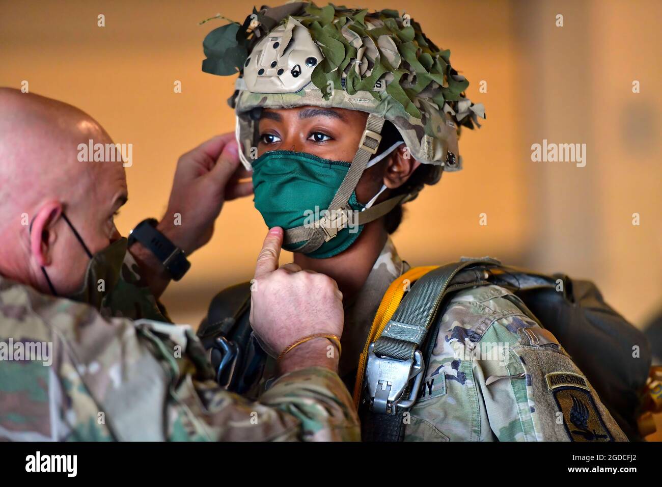Un paracaidista del Ejército de EE.UU. Asignado a la Brigada Aerotransportada de 173rd, inspecciona el equipo en la Base Aérea de Aviano en preparación para una operación aerotransportada en la Zona de Caída Julieta en Pordenone bajo condiciones de prevención de Covid-19, Italia, 13 de enero de 2021. La Brigada Aerotransportada de 173rd es la Fuerza de Respuesta de Contingencia del Ejército de los Estados Unidos en Europa, capaz de proyectar fuerzas listas en cualquier parte de las áreas de responsabilidad de los Estados Unidos en Europa, África o los Comandos Centrales Foto del ejército de Paolo Bovo Foto de stock