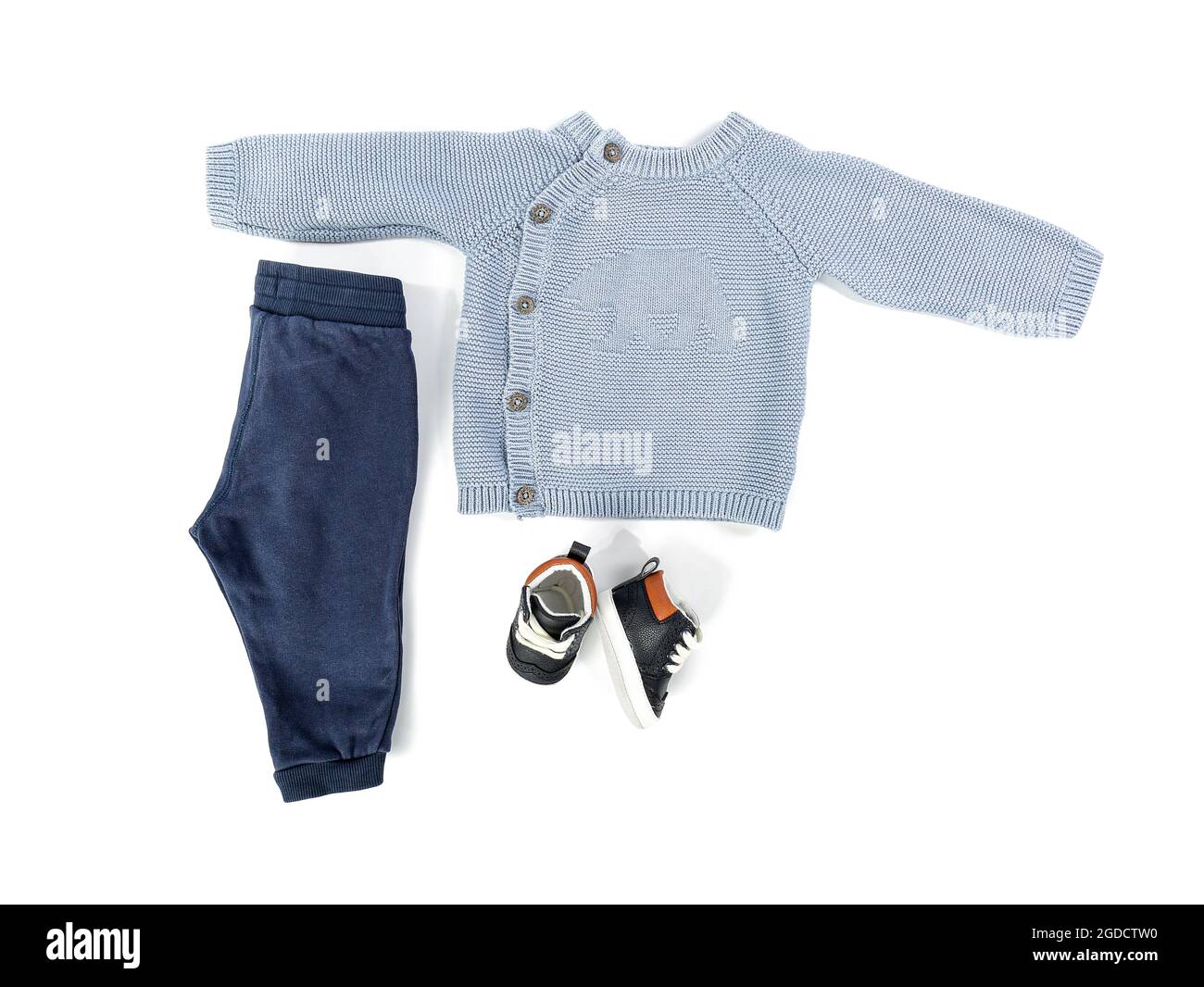 Ropa de bebé con estilo sobre fondo blanco Fotografía de stock - Alamy