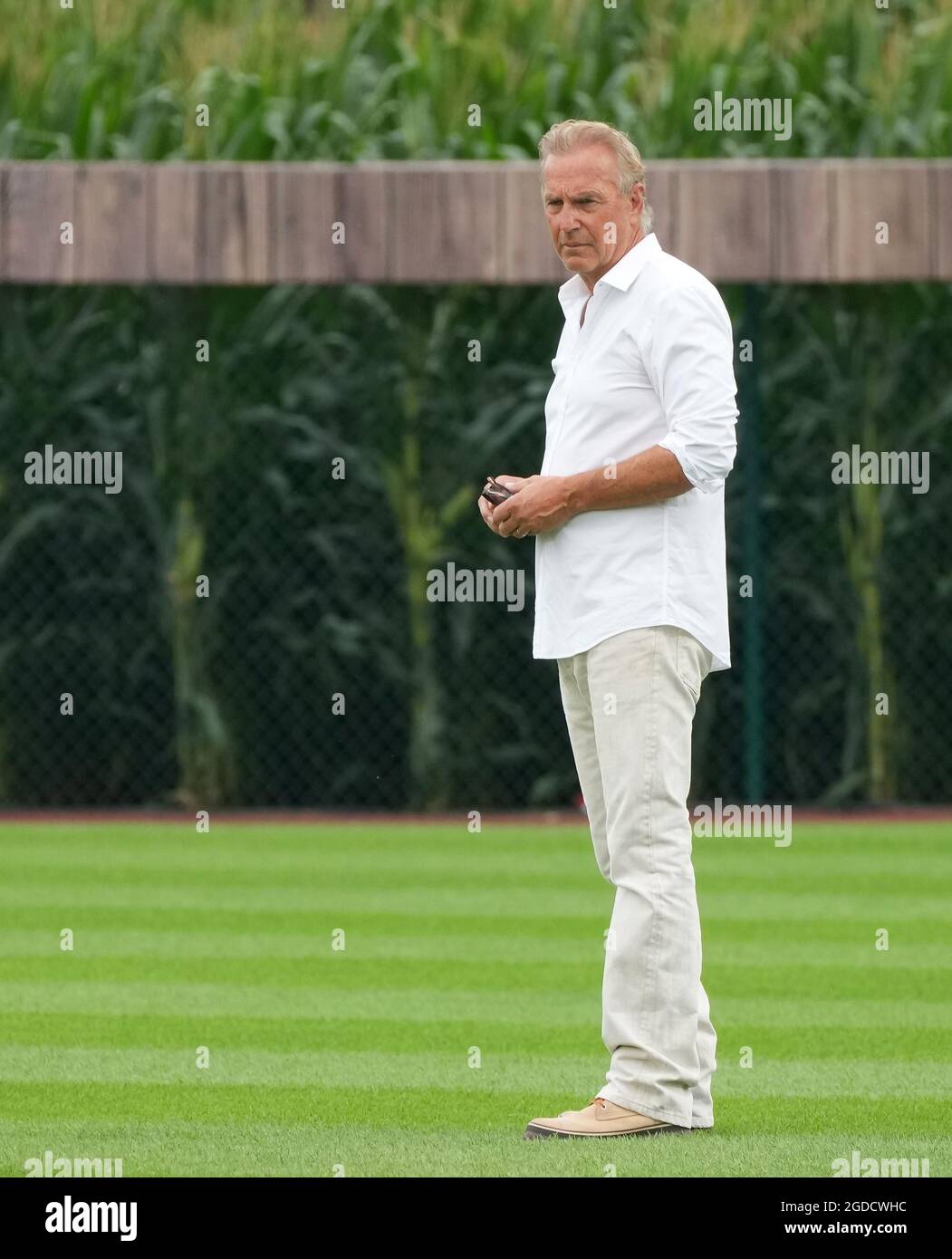 Dyersville, Estados Unidos. 12th de agosto de 2021. El actor 'Field of Dreams' Kevin Costner participa en ceremonias previas al juego antes de que los Chicago White Sox y los New York Yankees jueguen el juego MLB Field of Dreams en Dyersville, Iowa, jueves, 12 de agosto de 2021. Foto por Pat Benic/UPI Crédito: UPI/Alamy Live News Foto de stock