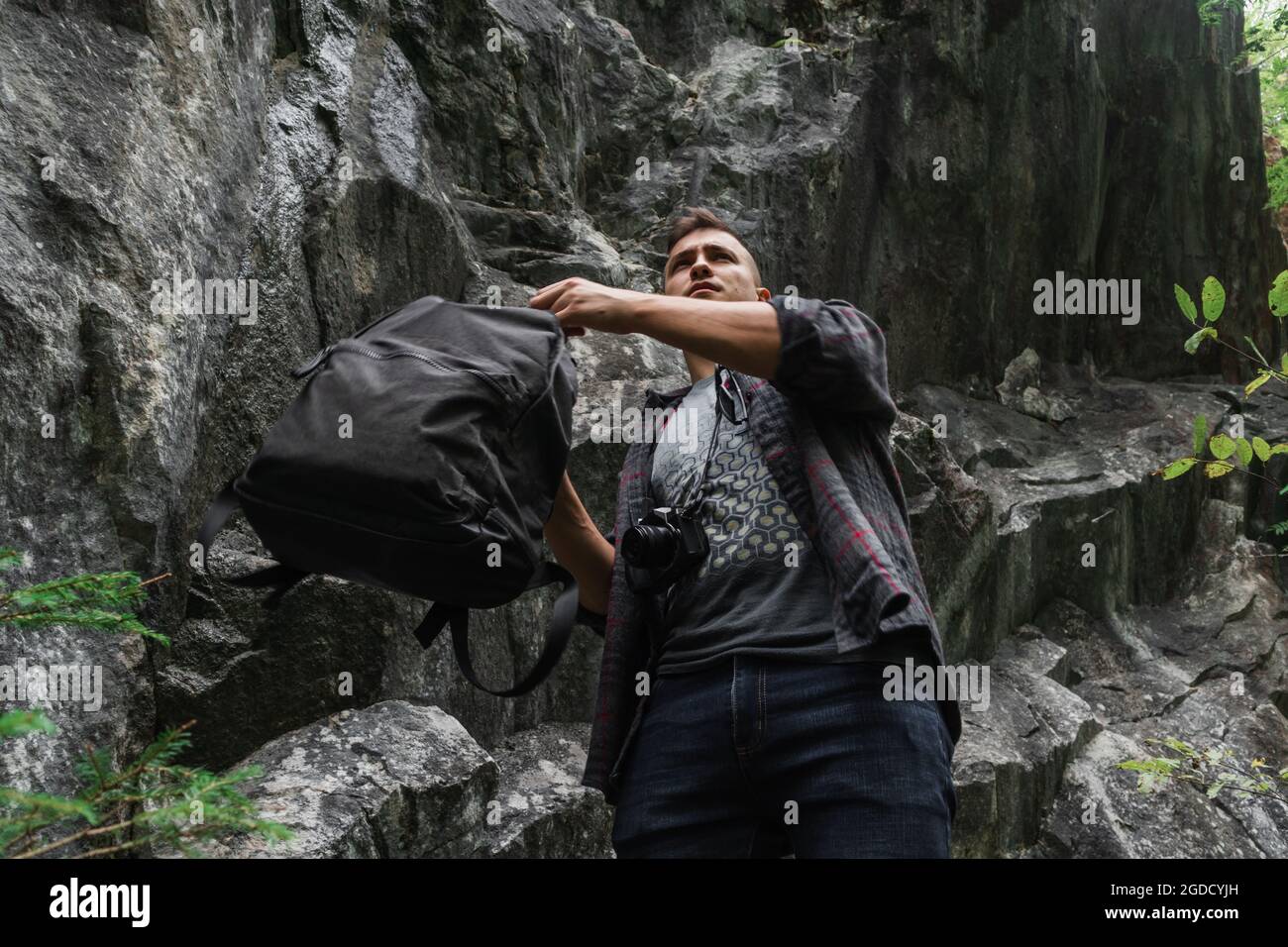 hombre fotógrafo viajero wanderlust elegante mountain gear mochila  Fotografía de stock - Alamy