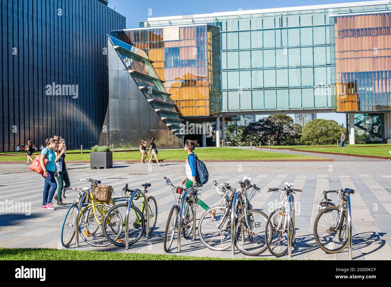 Sydney Australia, Universidad de Sydney, estudiantes del campus New Law building vidrio Fisher Library estacionó bicicletas fuera del exterior Foto de stock