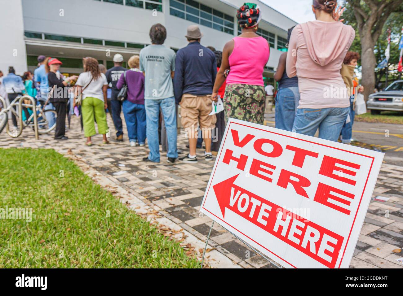 Miami Florida,Hollywood City Hall Elección anticipada elección presidencial,colas precinto hombres negros mujeres firman voto aquí,afuera exterior, Foto de stock