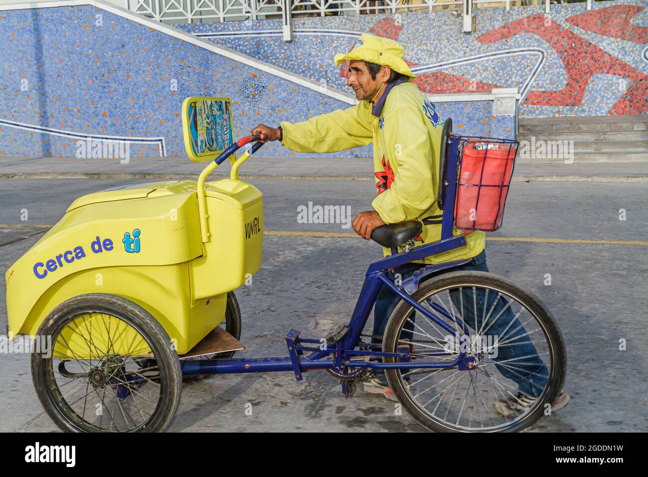 Perú Lima Barranco Distrito Malecon Souza, calle de venta de helados de triciclo carro de venta, Helados Donofrio cerca de ti Nestle hombre hispano masculino, Foto de stock