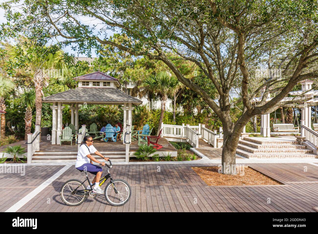 Carolina del Sur,Hilton Head Island South Forest Beach,Coligny Beach Park Mujer negra jinete de bicicleta, Foto de stock