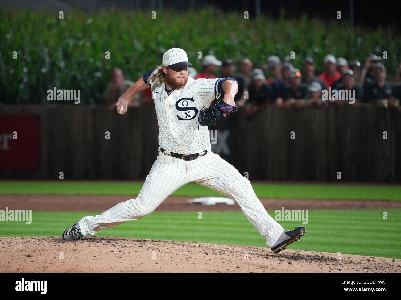 Dyersville, Estados Unidos. 12th de agosto de 2021. El lanzador de alivio de los Medias Blancas de Chicago Craig Kimbrel entrega a los Yankees de Nueva York durante la octava entrada del Juego de Campo de Sueños de MLB en Dyersville, Iowa, jueves, 12 de agosto de 2021. Foto por Pat Benic/UPI Crédito: UPI/Alamy Live News Foto de stock