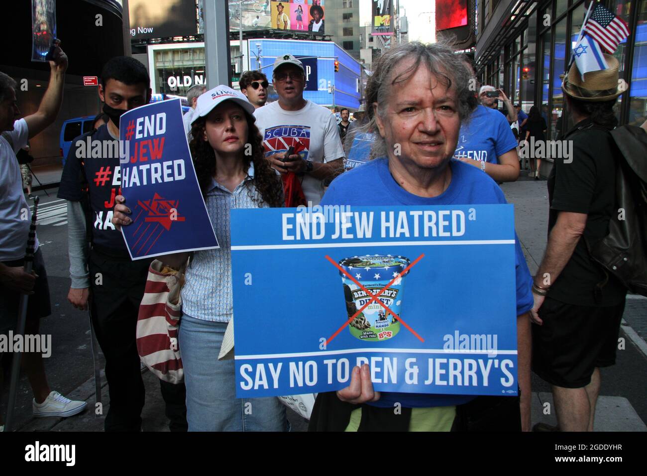 12 de agosto de 2021, Nueva York, Nueva York, EE.UU.: Nueva York, los miembros de la Asamblea Daniel Rosenthal y Simcha Eichenstein protestan contra #EndJewHatred en Ben & Jerryâ, y se oponen a boicots comerciales antisemitas e ilegales contra judíos e Israel. Ben & Jerryâ en 200 W. 44th Street, Manhattan. HeshyTischler agita a la multitud. Y una protesta en contra de Ben & Jerry's fue llevada a cabo al otro lado de la calle de la protesta en contra de Ben & Jerry's (Credit Image: © Bruce Cotler/ZUMA Press Wire) Foto de stock