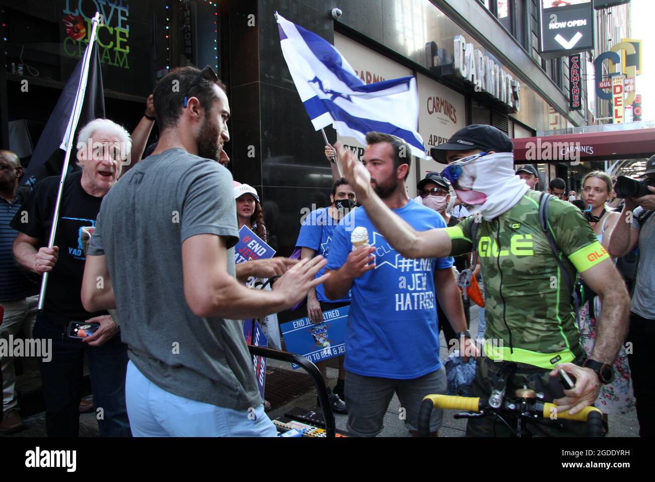 12 de agosto de 2021, Nueva York, Nueva York, EE.UU.: Nueva York, los miembros de la Asamblea Daniel Rosenthal y Simcha Eichenstein protestan contra #EndJewHatred en Ben & Jerryâ, y se oponen a boicots comerciales antisemitas e ilegales contra judíos e Israel. Ben & Jerryâ en 200 W. 44th Street, Manhattan. HeshyTischler agita a la multitud. Y una protesta en contra de Ben & Jerry's fue llevada a cabo al otro lado de la calle de la protesta en contra de Ben & Jerry's (Credit Image: © Bruce Cotler/ZUMA Press Wire) Foto de stock