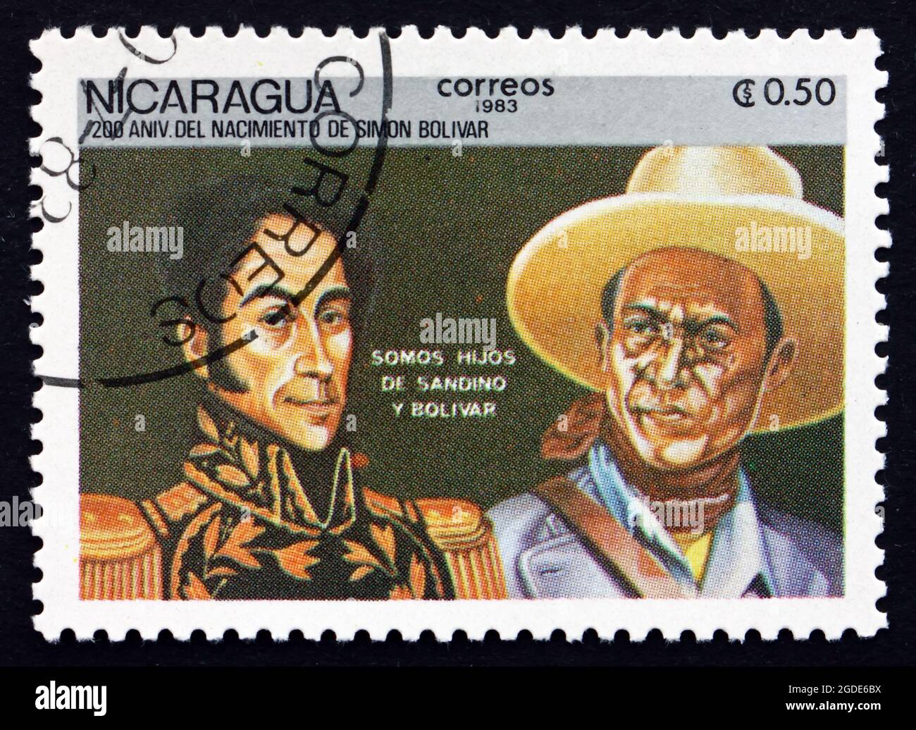 NICARAGUA - ALREDEDOR de 1983: Un sello impreso en Nicaragua muestra a Simón Bolívar y al General Sandino, 200th Aniversario del Nacimiento de Bolívar, alrededor de 1983 Foto de stock