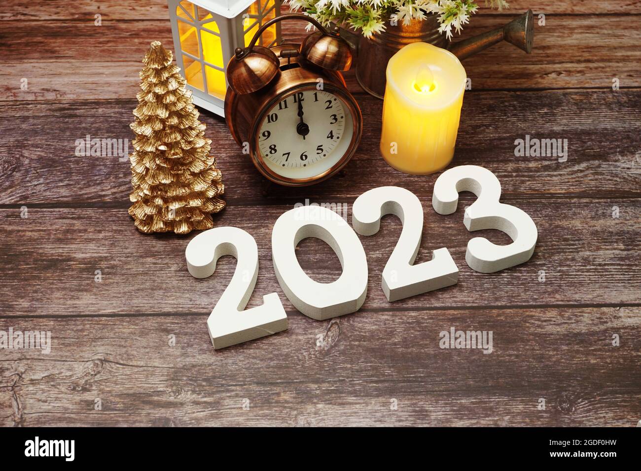 Feliz año nuevo 2023 y decoración navideña sobre fondo de madera Fotografía  de stock - Alamy