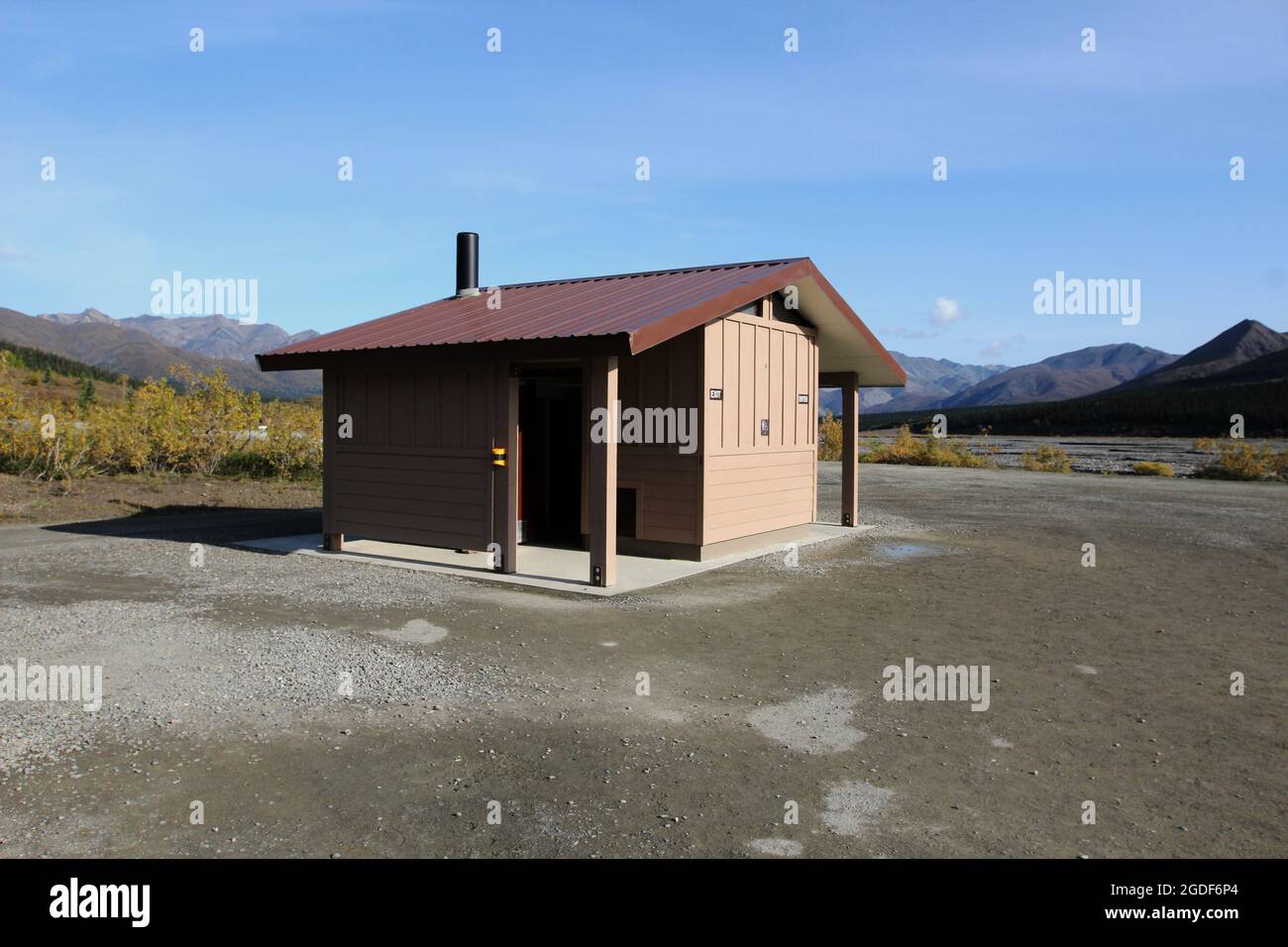 Hellbraunes, öffentliches Toilettenhäuschen an einem Rastplatz im Denali Nationalpark en Alaska, Estados Unidos. Foto de stock
