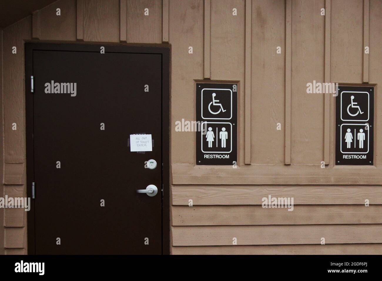 Hellbraunes, öffentliches Toilettenhäuschen an einem Rastplatz im Denali Nationalpark en Alaska, Estados Unidos. Foto de stock
