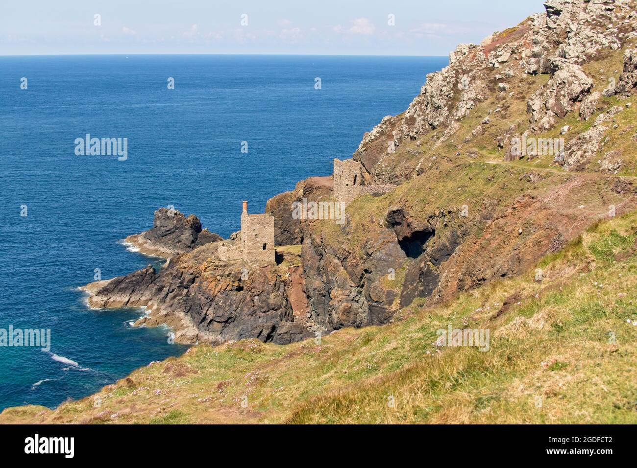 The Crowns, desutilizó los ingenios mineros debajo del acantilado en Botallack, Cornwall, Inglaterra, Reino Unido. Foto de stock