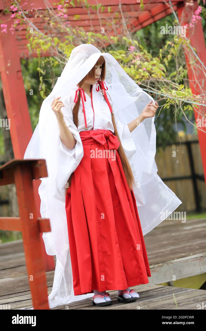 Mujeres japonesas en vestido tradicional Miko Fotografía de stock - Alamy