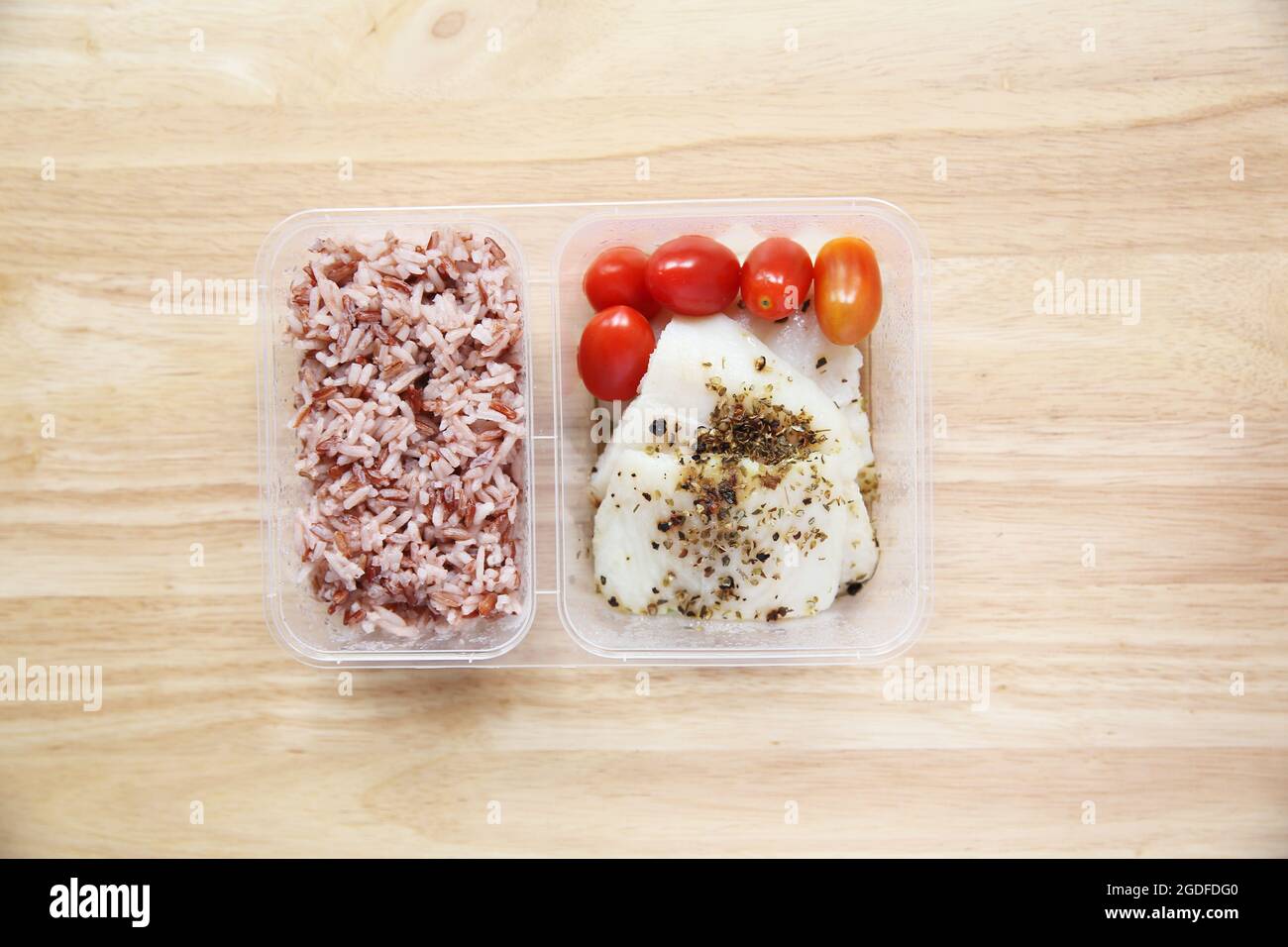 Alimentos limpios filete de pescado con arroz en bento Foto de stock