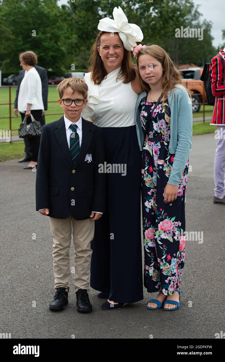 Henley-upon-Thames, Oxfordshire, Reino Unido. 13th de agosto de 2021.  Louise Keeling abrazó el nuevo cambio en el código de vestimenta hoy y  llevaba pantalones al igual que su hija Alice. Se permitió