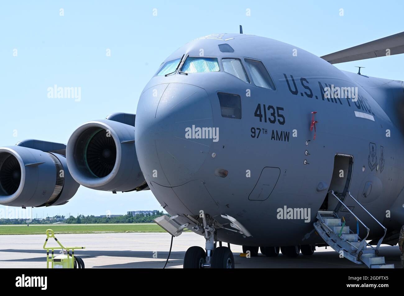 Veintiún porteadores aéreos de la Reserva, a veces llamados “dawgs portuarios”, del Escuadrón Aéreo del Puerto de 72nd, llevan a cabo un entrenamiento digno de transferencia a bordo de un C-17 Globemaster III asignado al Escuadrón de Entrenamiento de Movilidad Aérea de 730th en Altus AFB, Oklahoma, el 8 de agosto de 2021, en la Base de la Fuerza Aérea de Tinker, Oklahoma. El APS 72nd y el AMTS 730th, una unidad geográficamente separada del Ala de Reabastecimiento Aéreo 507th, se asociaron para la capacitación a fin de mantener los requisitos de preparación necesarios para gestionar y mover toda la carga y pasajeros en el sistema de transporte aéreo militar. (EE.UU Foto de la Fuerza Aérea de Tech. SGT. Lauren Kelly) Foto de stock