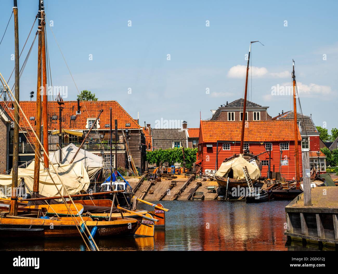 Antiguo astillero en el puerto de Spakenburg, Países Bajos Foto de stock