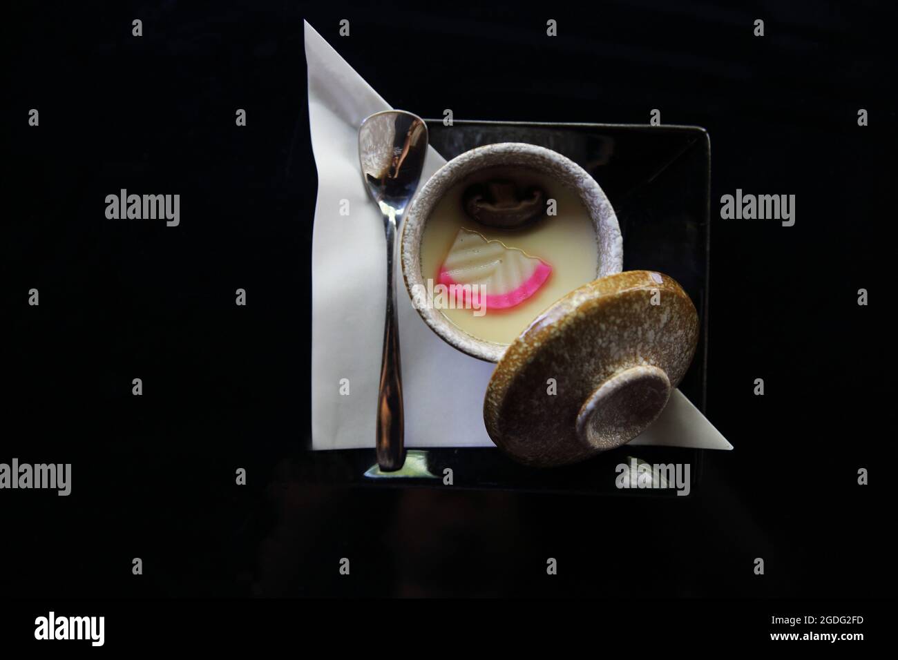 El batido de huevo cocido aislado en fondo blanco. Foto de stock