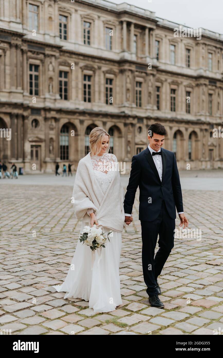 La novia y el novio en la calle de adoquines, París, Francia Foto de stock