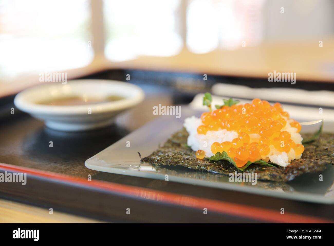 Comida japonesa ikura sushi, huevas de salmón con arroz Foto de stock