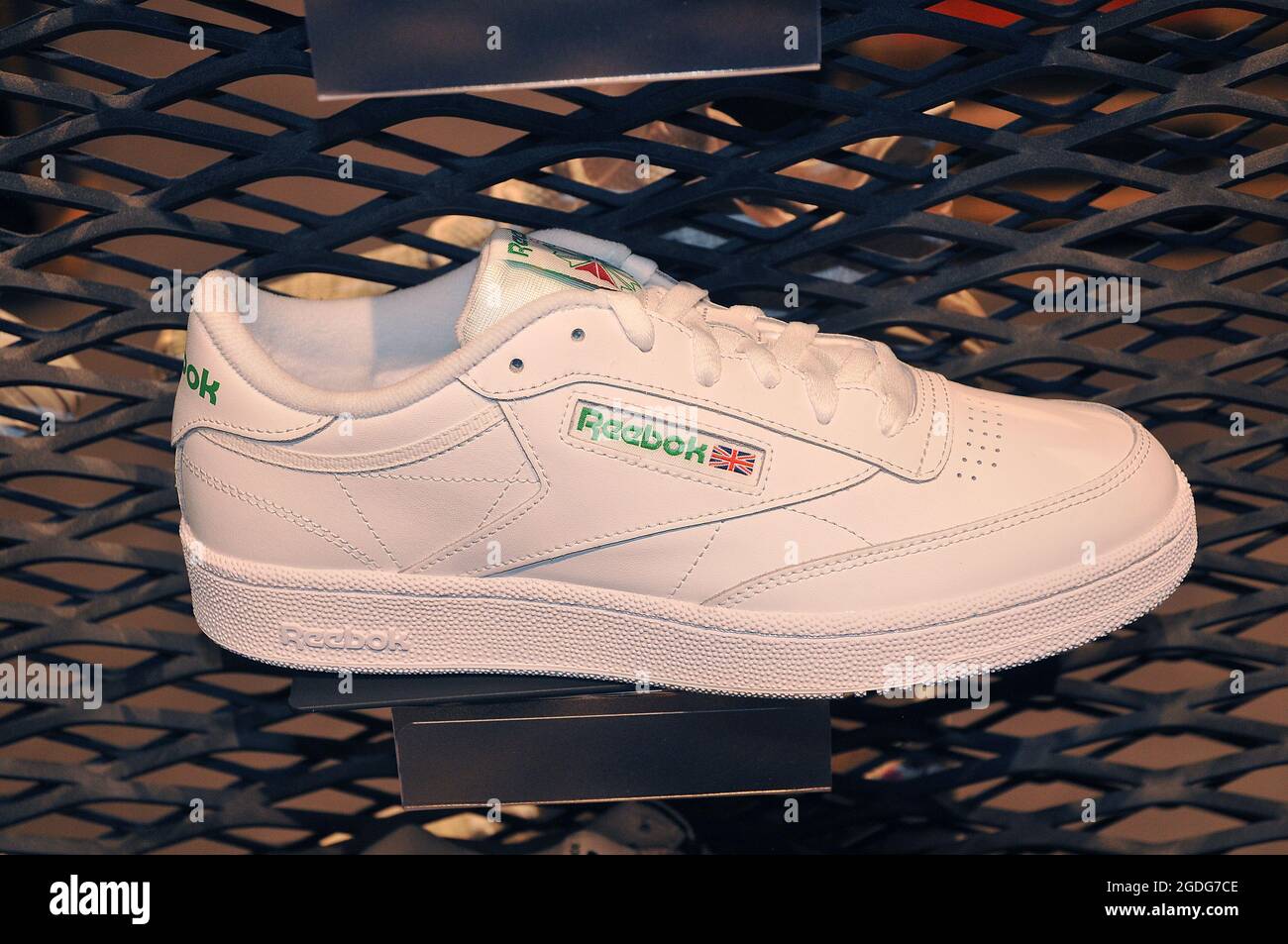 Copenhague, Dinamarca.,13 de agosto de 2021,&Calzado Reebok con pantalla de  fag biblanco para venta en tienda de deportes en la capital danesa.  (Foto..Francis Joseph DEA Fotografía de stock - Alamy