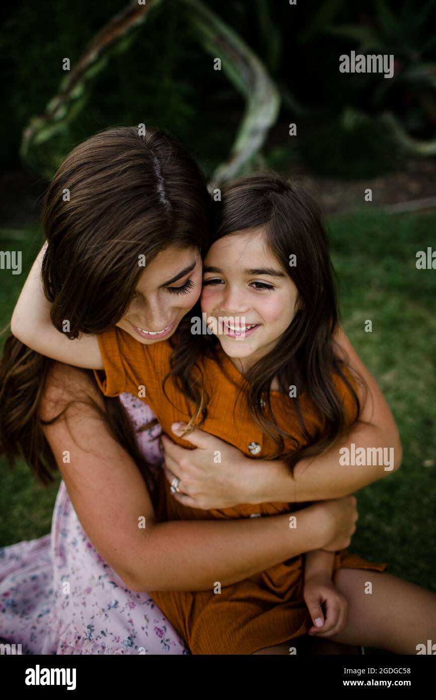 Madre e hija abrazando en San Diego Foto de stock