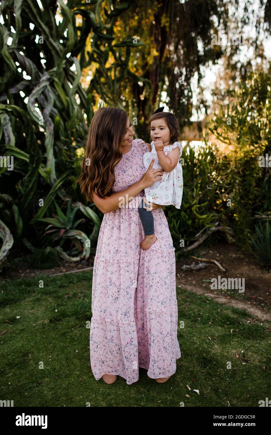 Madre Holding Hija joven en Desert Garden en San Diego Foto de stock