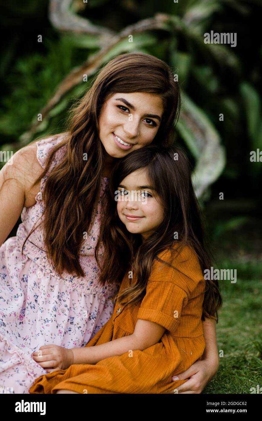 Retrato de Madre e Hija Smiling para Cámara en San Diego Foto de stock