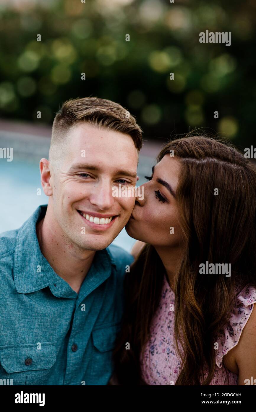 Esposa besando a su marido en la mejilla en San Diego Foto de stock