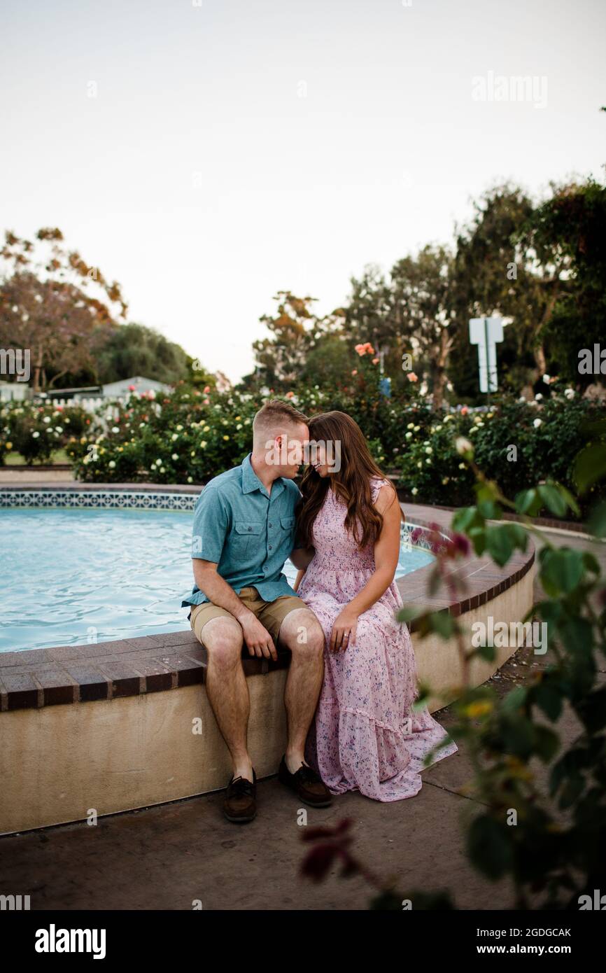 Marido y esposa posando junto a la fuente en Rose Garden en San Diego Foto de stock