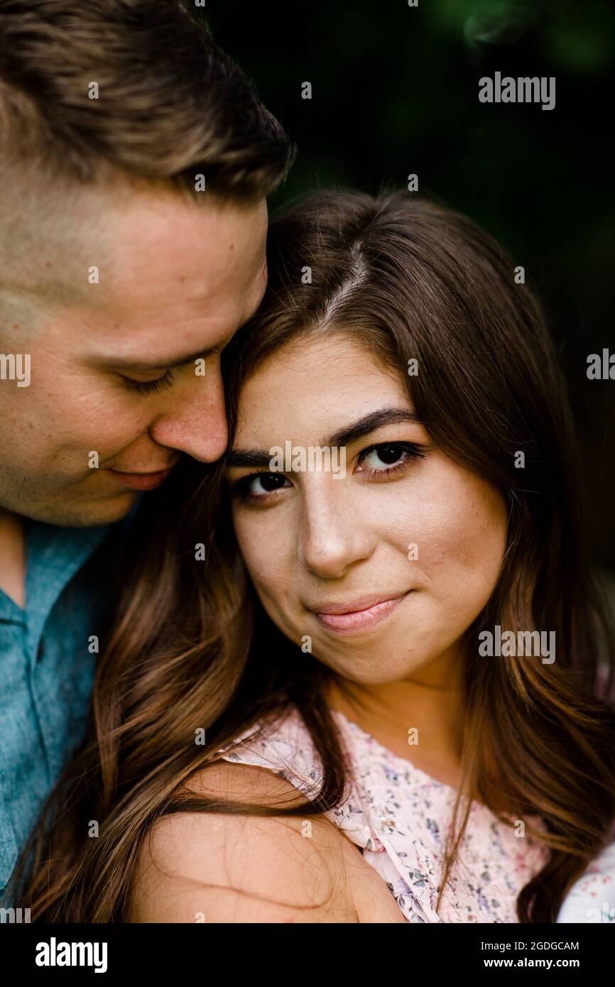 Marido Aabrazando a la joven esposa Smiling para la cámara en San Diego Foto de stock