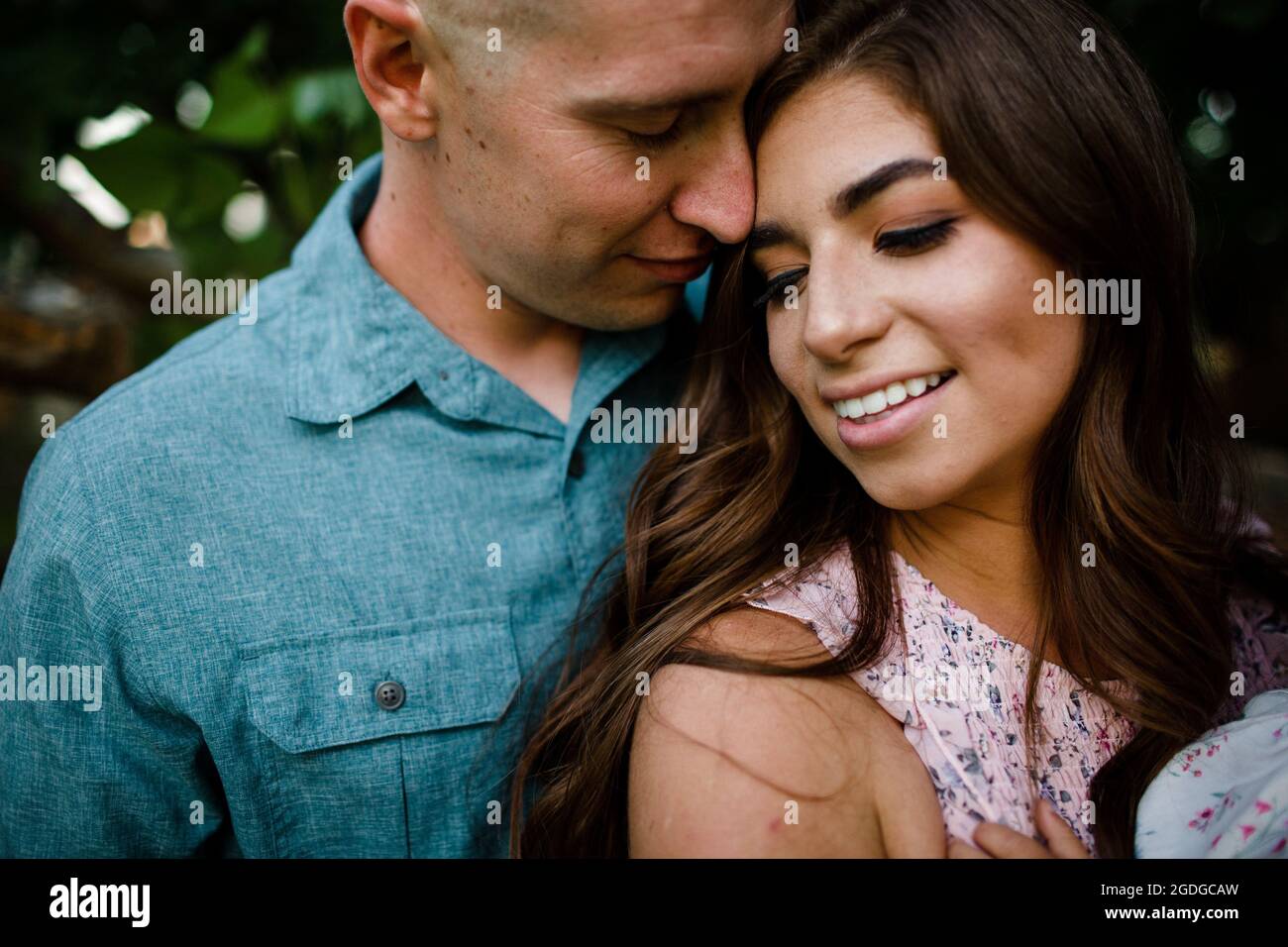 Cerca de marido y mujer abrazando en San Diego Foto de stock