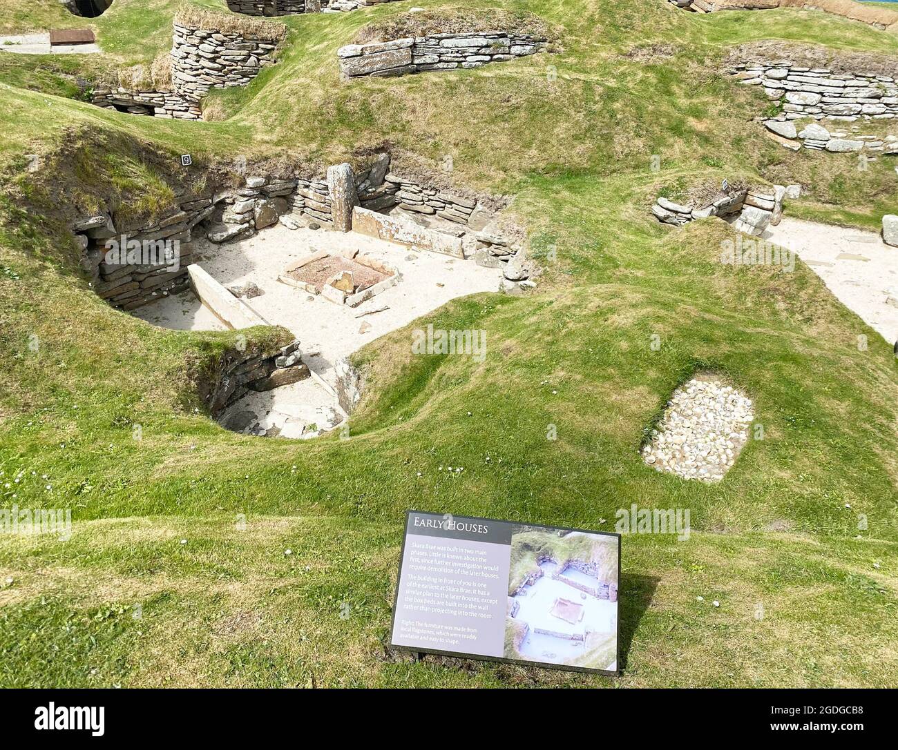 Asentamiento neolítico DE SKARA BRAE con vistas a la bahía de Skaill en la isla continental de Orkney, Escocia. Foto: Tony Gale Foto de stock