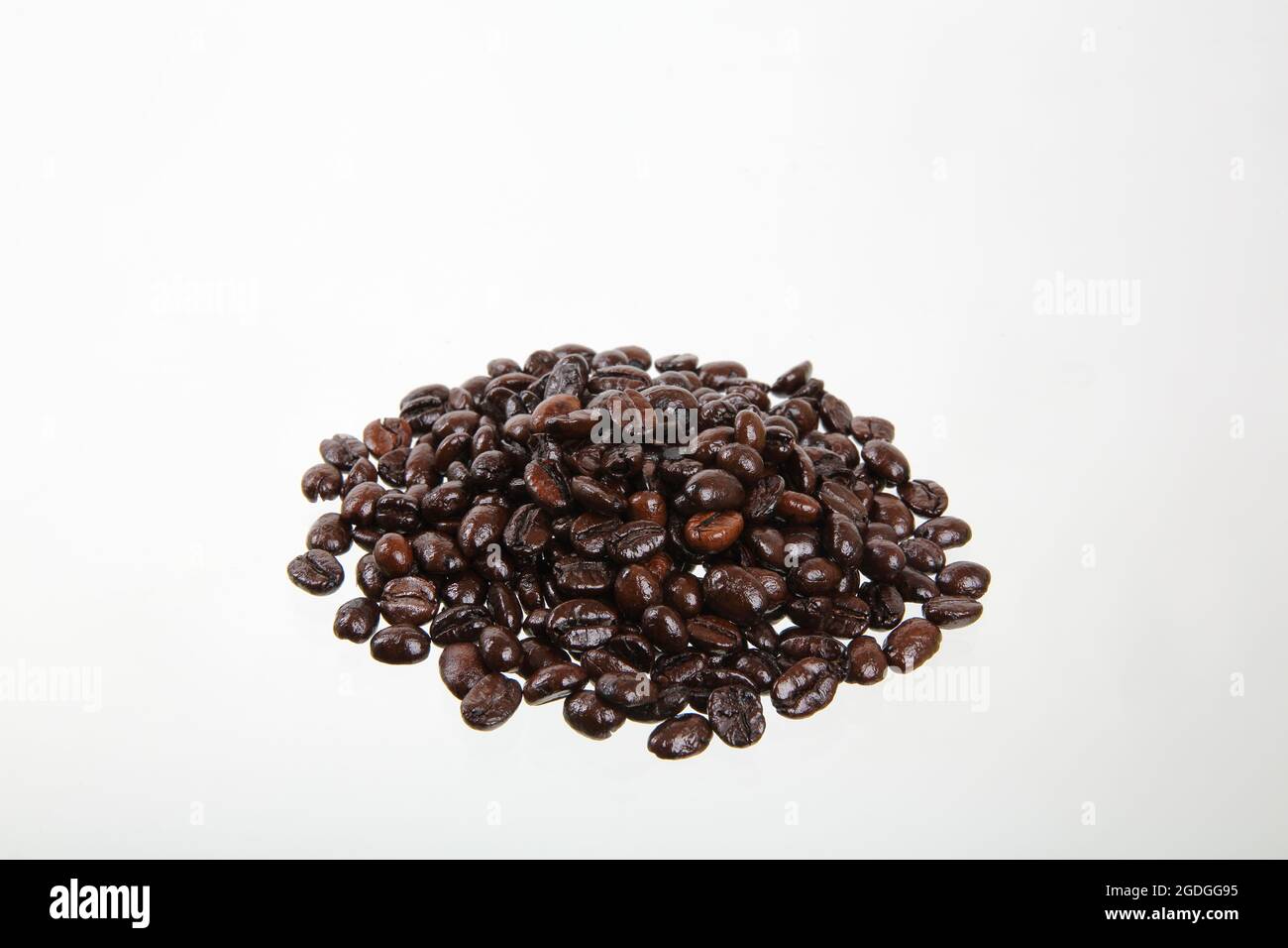 Los granos de café aislado en fondo blanco. Foto de stock