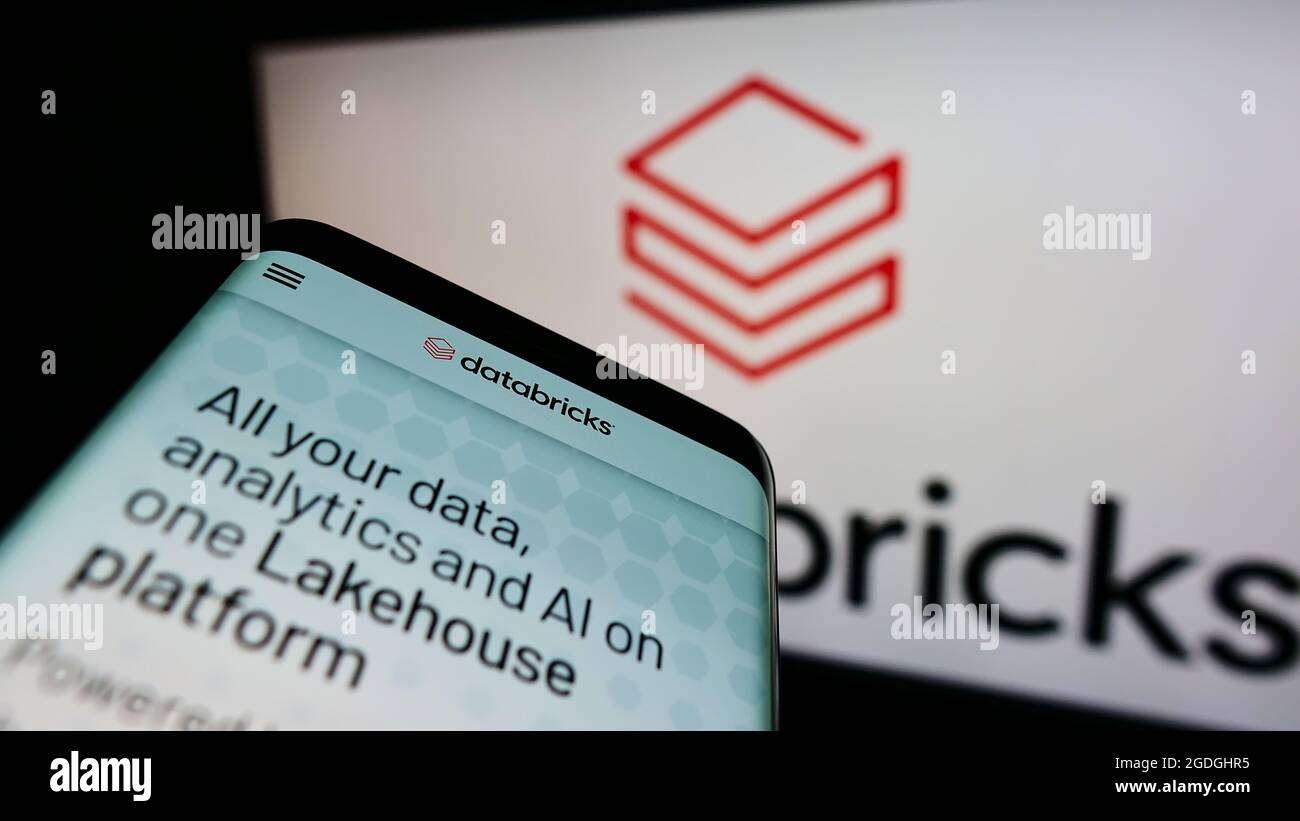 Smartphone con sitio web de la empresa de software empresarial estadounidense Databricks Inc. En pantalla delante del logotipo de la empresa. Enfoque en la parte superior izquierda de la pantalla del teléfono. Foto de stock