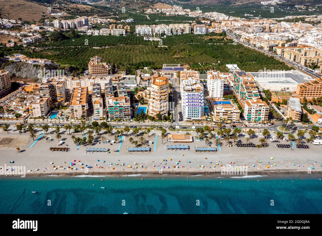 Vista aérea de la costa turística de Almunecar por el Mar Mediterráneo, Andalucía, España Foto de stock