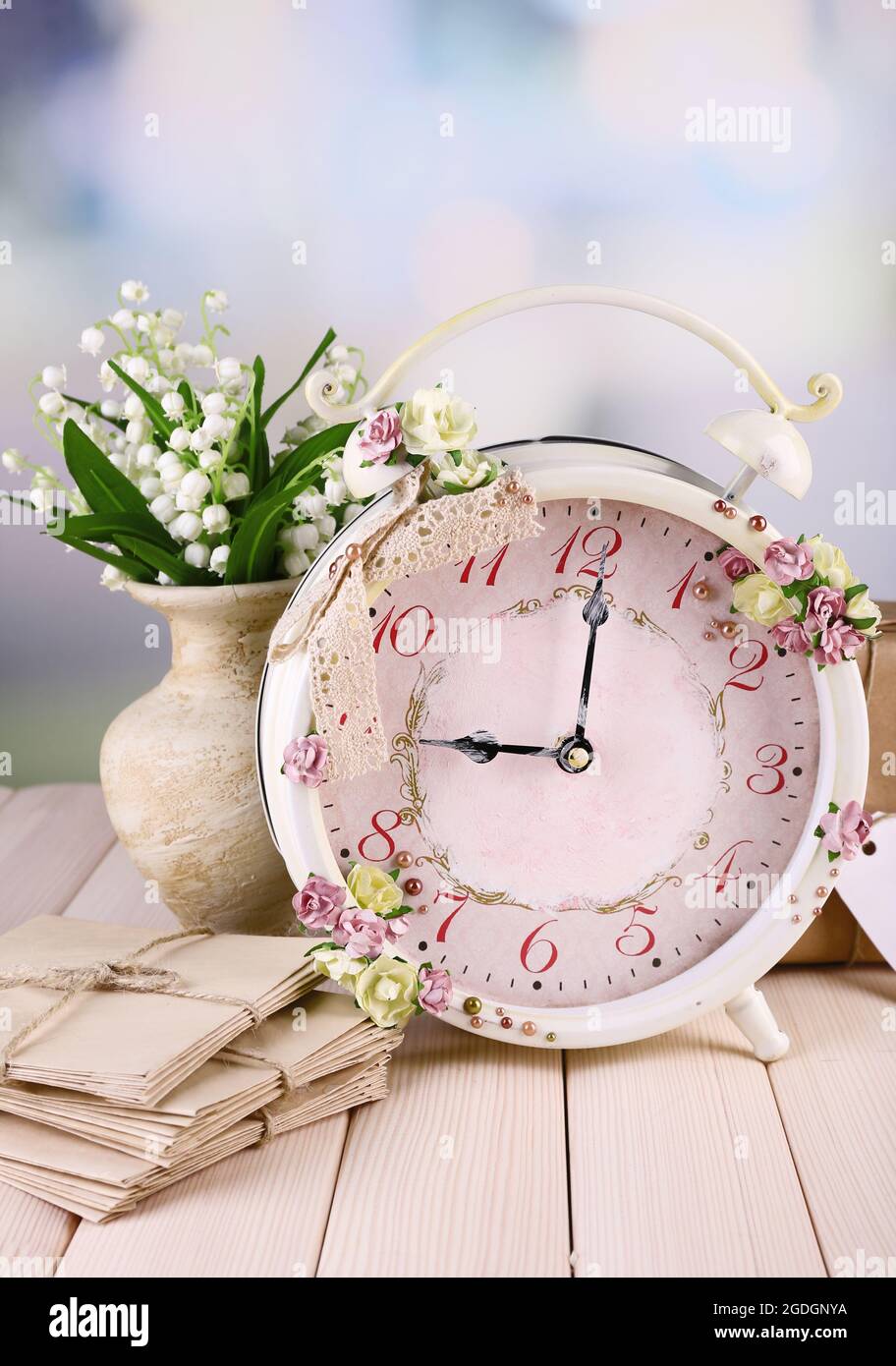 Hermoso reloj despertador vintage con flores sobre fondo claro Fotografía  de stock - Alamy