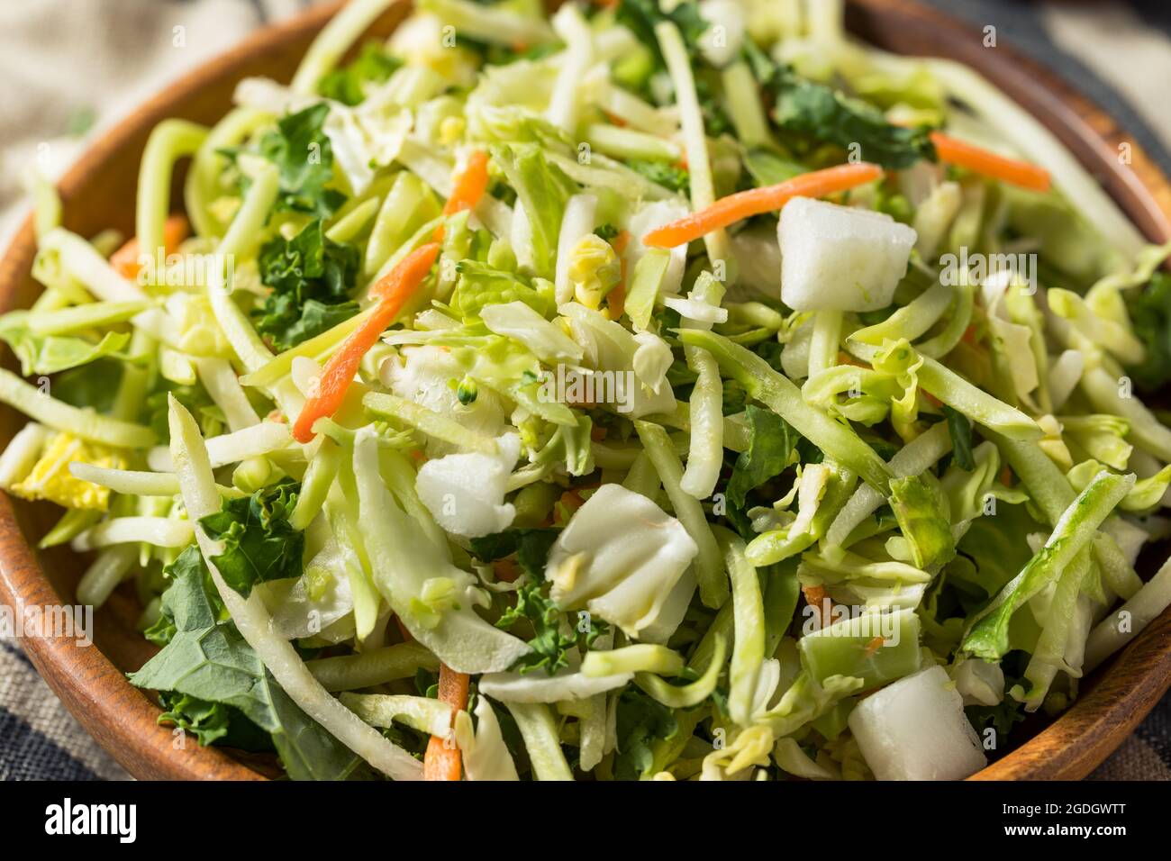 Mezcla de energía vegetal de col rallada casera y saludable en un tazón Foto de stock