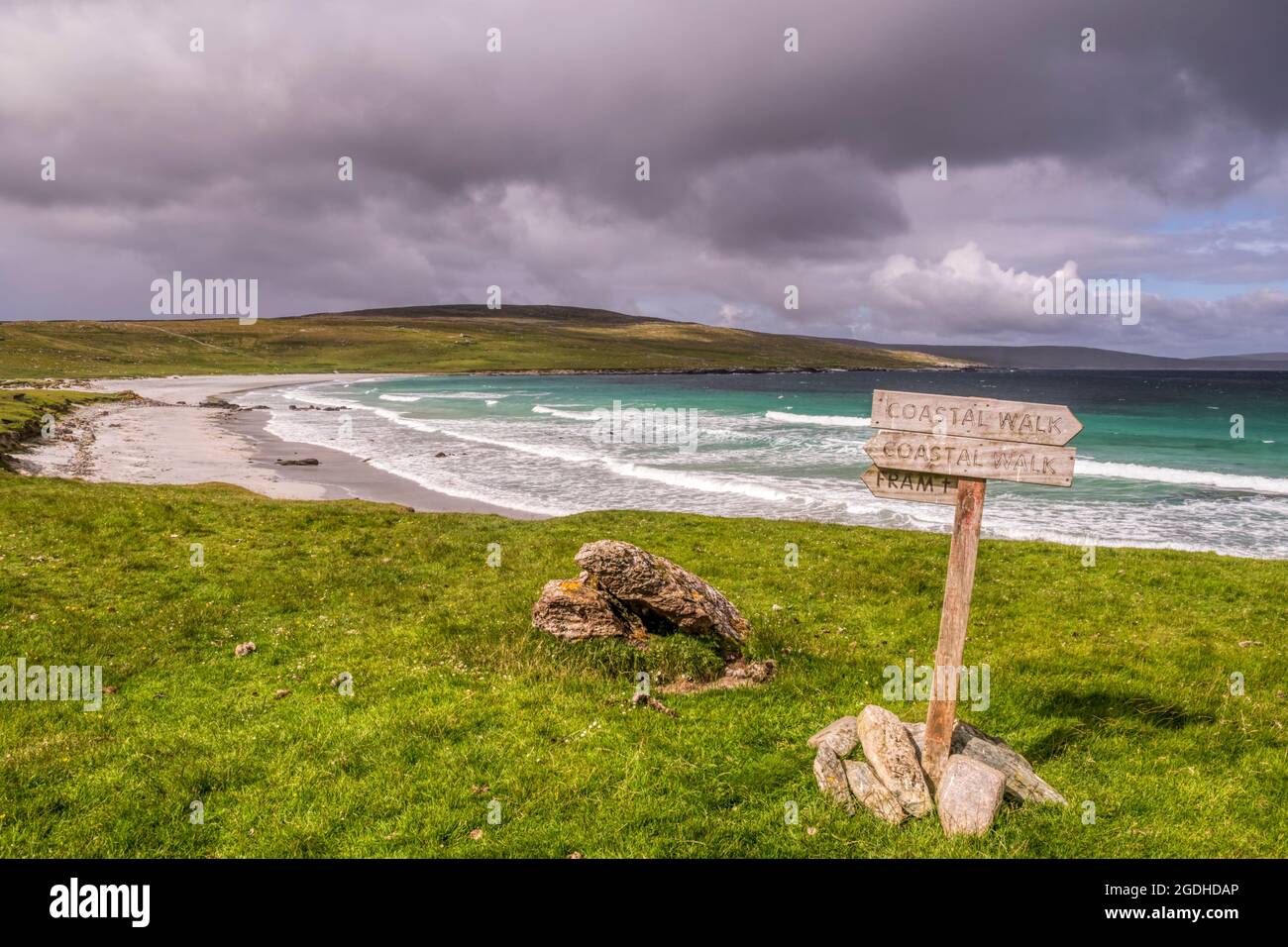 Un cartel para el paseo costero al lado de la playa de Sandwick abandonada en Unst, Shetland. Foto de stock