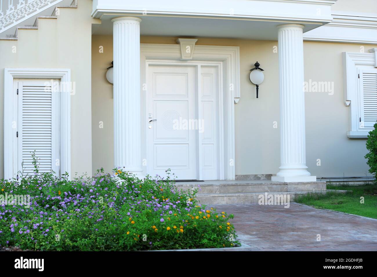 Casa moderna con hermosos jardines en la parte delantera Fotografía de  stock - Alamy