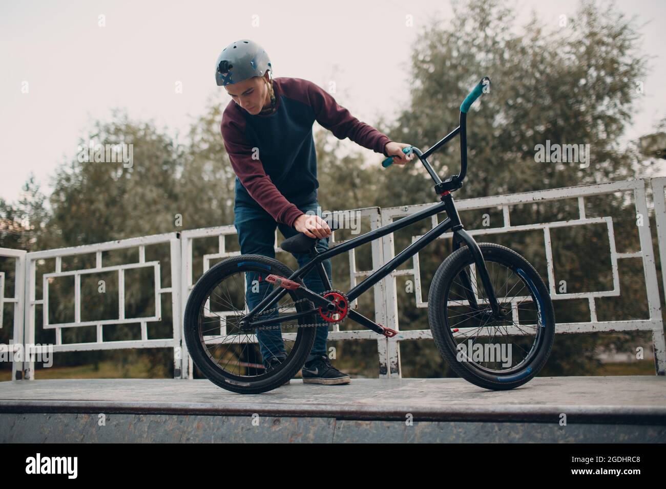 Joven deportista ciclista profesional con bicicleta BMX en skatepark  Fotografía de stock - Alamy