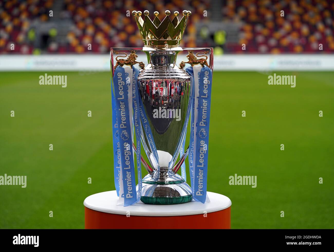 El trofeo de la Premier League en un lugar del partido de la League en el Brentford Community Stadium, Londres. Fecha de la foto: 13 de agosto de 2021