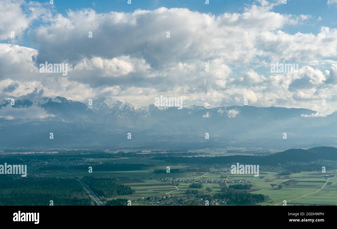 Vista matutina desde la montaña de Šmarna en Eslovenia Foto de stock