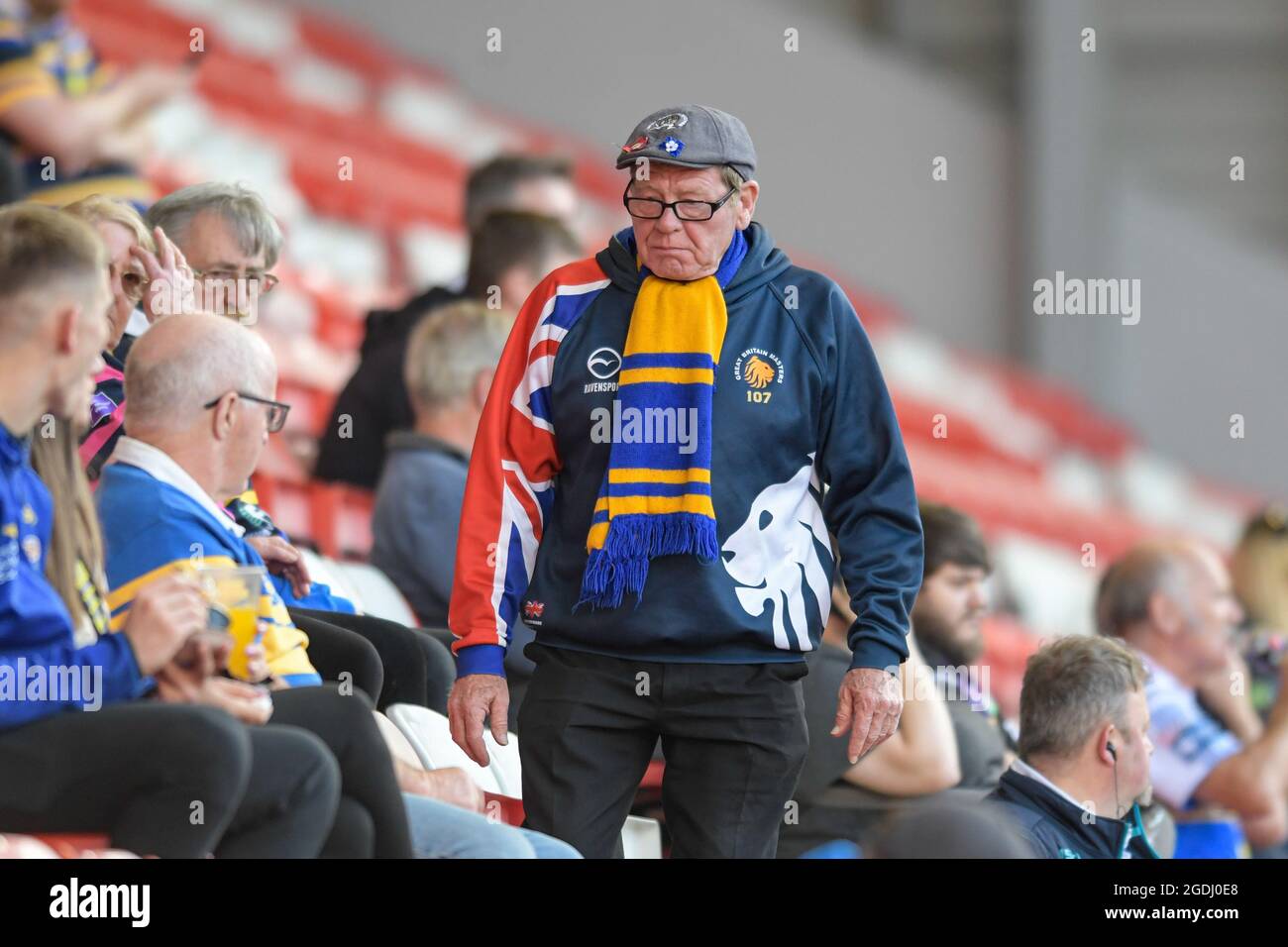 Leigh, Reino Unido. 13th de agosto de 2021. Un fan de Leeds Rhinos toma su asiento en Leigh, Reino Unido el 8/13/2021. (Foto de Simon Whitehead/News Images/Sipa USA) Crédito: SIPA USA/Alamy Live News Foto de stock