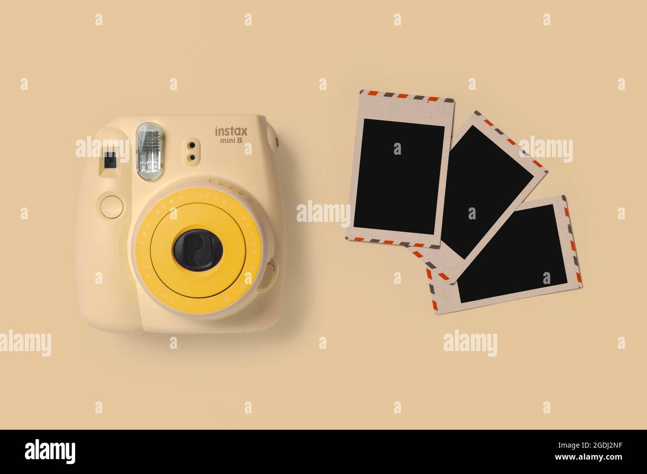 BANGKOK, TAILANDIA - 05 de agosto de 2021: Cámara polaroid Fujifilm Instax  mini cámara instantánea sobre fondo color crema Fotografía de stock - Alamy