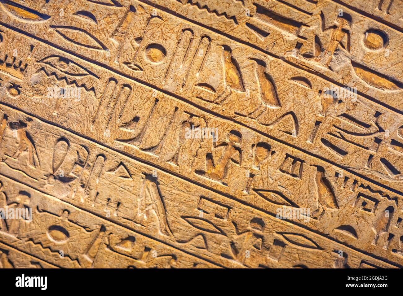 Jeroglíficos egipcios expuestos en el Louvre, París, Francia Foto de stock
