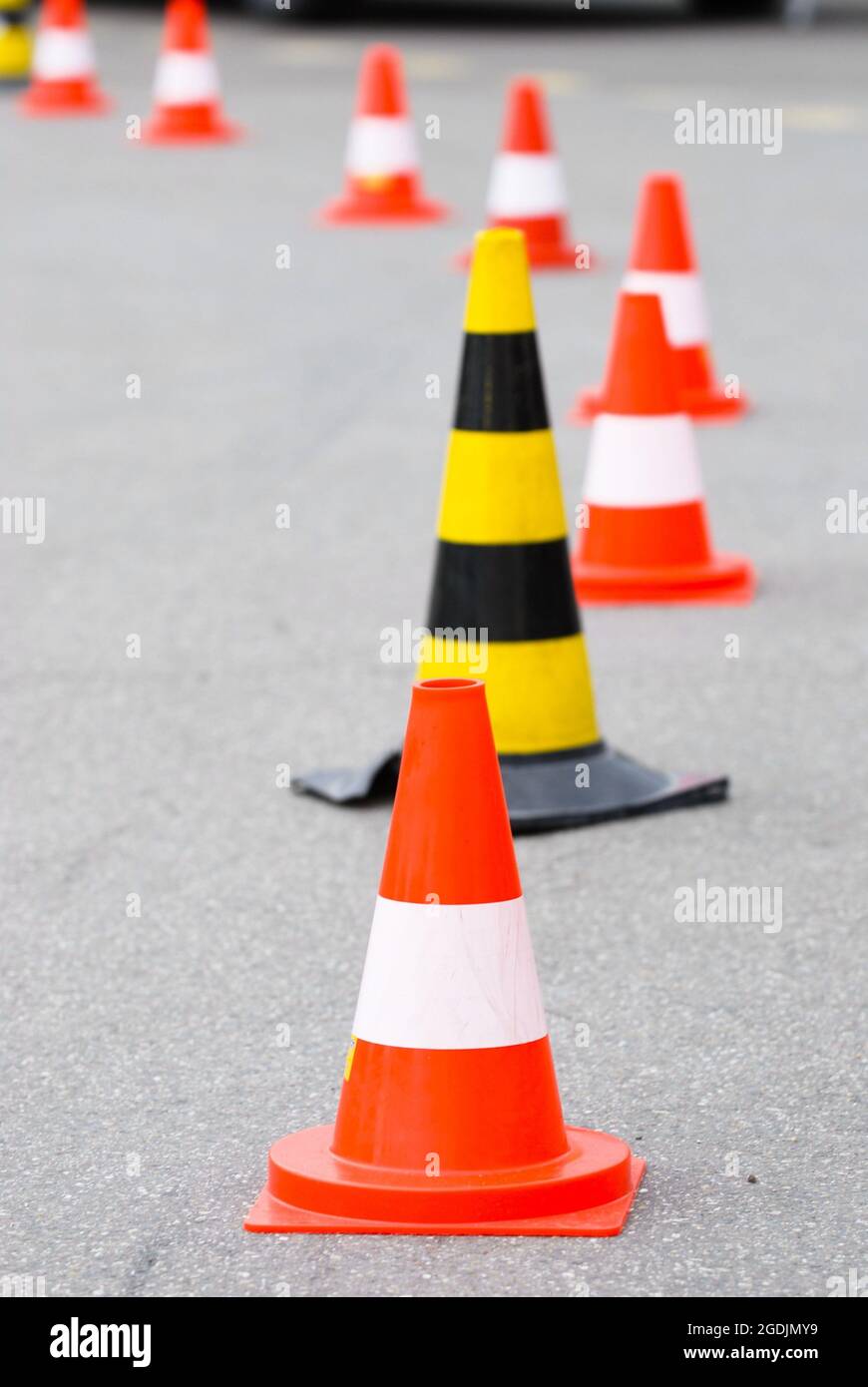 Conos de tráfico en una curva, formación de conducción segura, Alemania Foto de stock